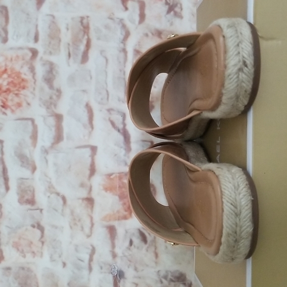 New Michael Kors Linden Croc-Embossed Sandals - Picture 5 of 13